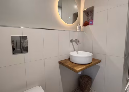Farmhouse full bathroom upstairs3
