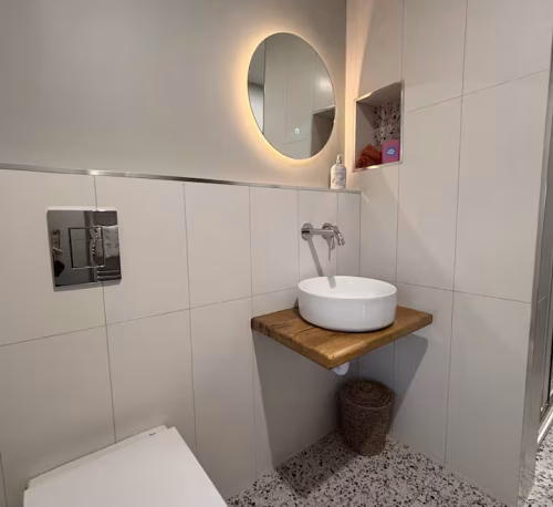 Farmhouse full bathroom upstairs3
